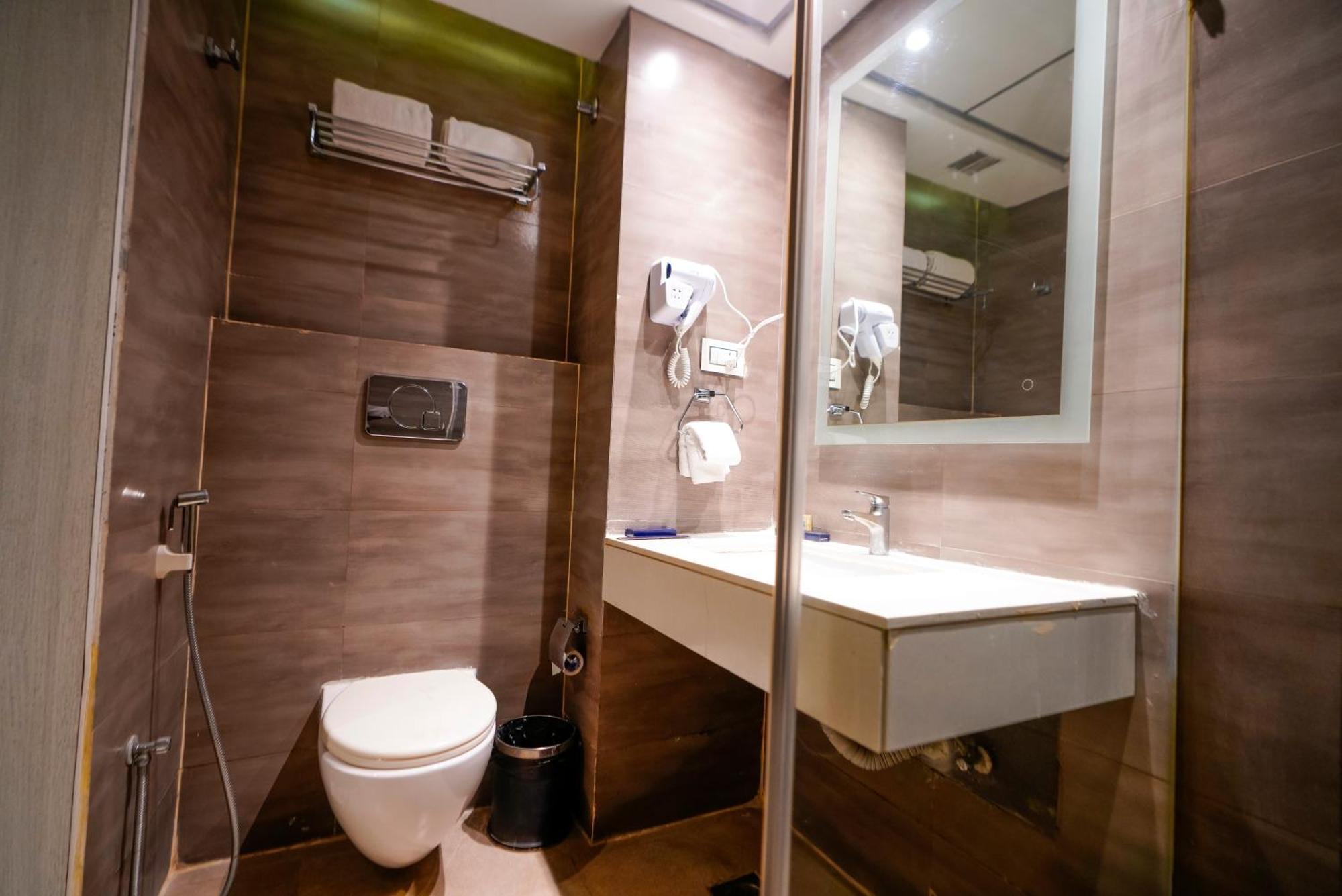 Deccan Serai, Hitec City, Hotel 3*