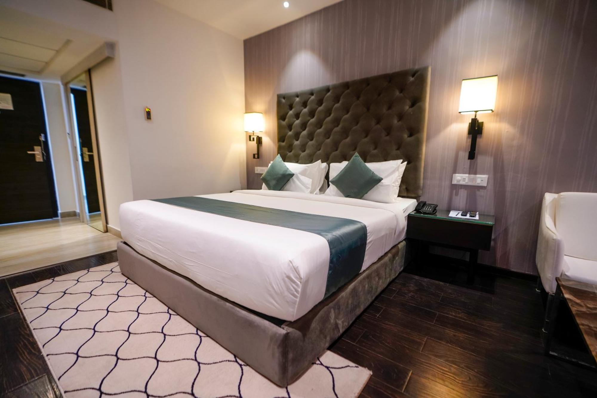 Deccan Serai, Hitec City, Hotel 3*